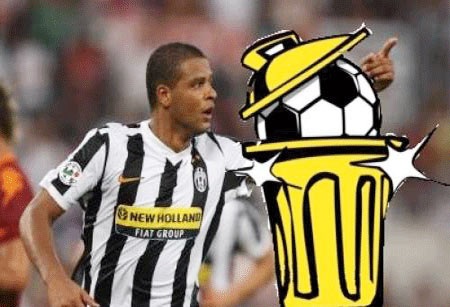 Tiền vệ Juve nhận giải Cầu thủ chơi tồi nhất 2009 - 1