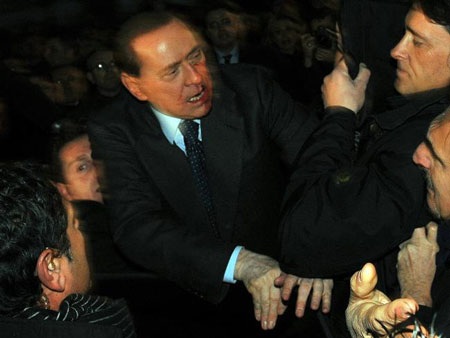 Vụ tấn công Thủ tướng Italia Berlusconi “có tính toán trước” - 1 Vụ tấn công Thủ tướng Italia Berlusconi “có tính toán trước” - 1