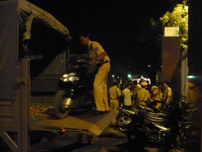 Tạm giữ phương tiện của hàng trăm CĐV ăn mừng kiểu “quá khích” - 1 Tạm giữ phương tiện của hàng trăm CĐV ăn mừng kiểu “quá khích” - 1