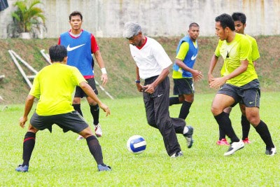 HLV Malaysia “lên gân” trước trận chung kết SEA Games 25 - 1 HLV Malaysia “lên gân” trước trận chung kết SEA Games 25 - 1