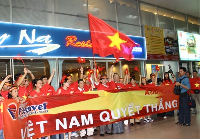 Hàng không, du lịch “thắp lửa” cho đội tuyển nước nhà - 1 Hàng không, du lịch “thắp lửa” cho đội tuyển nước nhà - 1