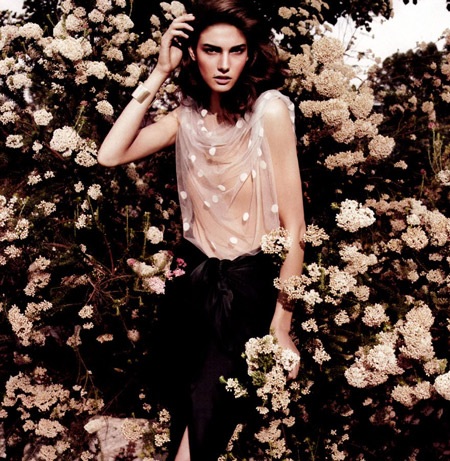 Kendra Spears khoe sắc bên hoa thắm - 2