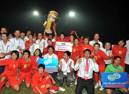 Mưa “tiền thưởng” đến với tuyển nữ Việt Nam - 1
