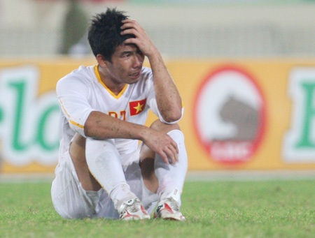 Giọt nước mắt cay đắng trên sân Quốc gia Lào - 1 Giọt nước mắt cay đắng trên sân Quốc gia Lào - 1