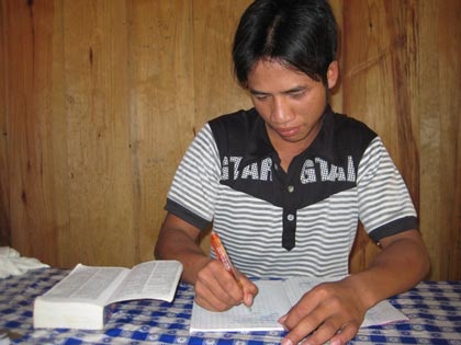 Chàng trai Cơtu ham học tiếng Anh - 1 Chàng trai Cơtu ham học tiếng Anh - 1