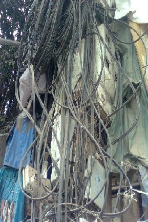 Bó dây điện án ngữ trên vỉa hè - 2