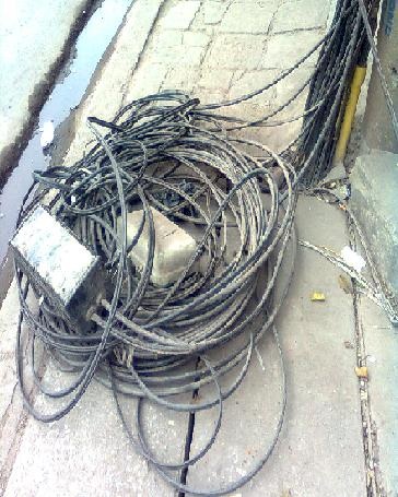 Bó dây điện án ngữ trên vỉa hè - 1