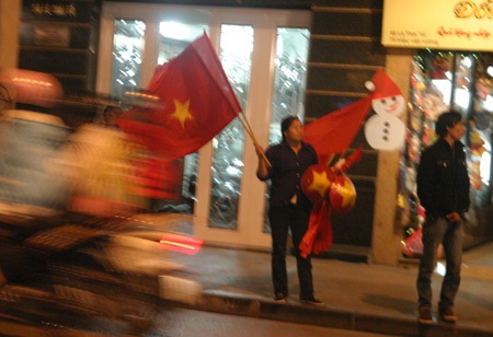 Dịch vụ “ăn theo” trái bóng thất bát - 2 Dịch vụ “ăn theo” trái bóng thất bát - 2