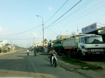 Hàng loạt nắp cống vỉa hè bị hư, bể - 3