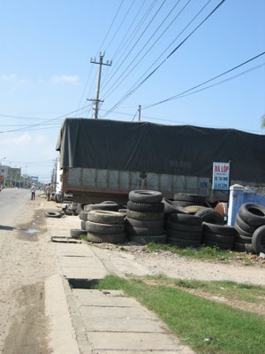 Hàng loạt nắp cống vỉa hè bị hư, bể - 4