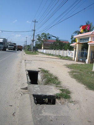 Hàng loạt nắp cống vỉa hè bị hư, bể - 5