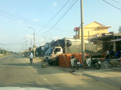 Hàng loạt nắp cống vỉa hè bị hư, bể - 2