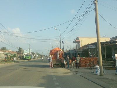 Hàng loạt nắp cống vỉa hè bị hư, bể - 1