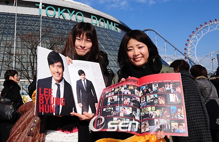 Hình ảnh mới của bốn “mỹ nam” xứ Hàn tại Nhật Bản - 22