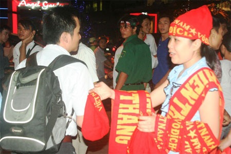 Ngóng từng phút đợi giờ bóng lăn - 6