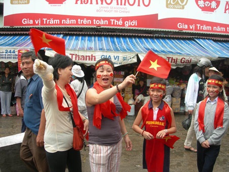 Ngóng từng phút đợi giờ bóng lăn - 9