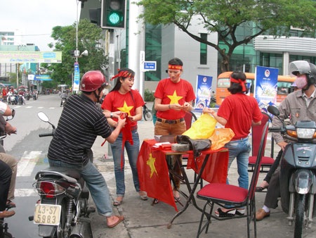 Ngóng từng phút đợi giờ bóng lăn - 8