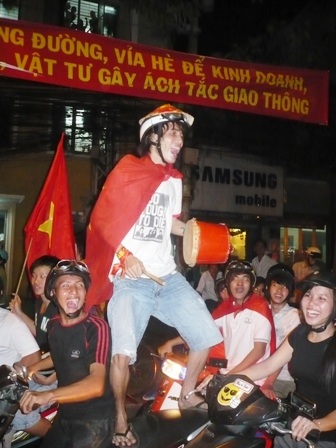 Giới trẻ đổ xô vào quán... “giải sầu” - 4