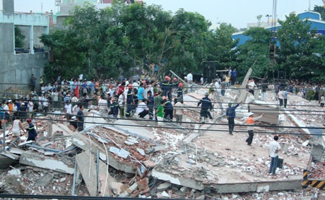 Sập nhà 4 tầng, 15 người bị vùi dưới đống đổ nát - 1 Sập nhà 4 tầng, 15 người bị vùi dưới đống đổ nát - 1