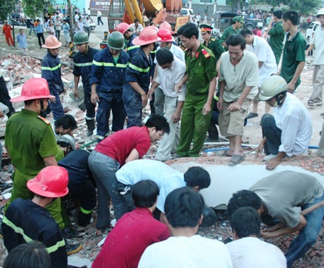 Sập nhà 4 tầng, 15 người bị vùi dưới đống đổ nát - 2 Sập nhà 4 tầng, 15 người bị vùi dưới đống đổ nát - 2