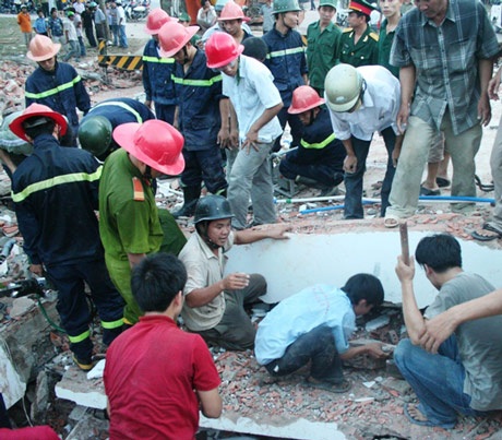 Ảnh hiện trường vụ sập nhà kinh hoàng - 5 Ảnh hiện trường vụ sập nhà kinh hoàng - 5