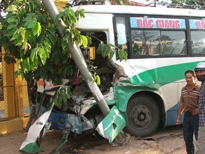 Xe khách đâm xe tải, hàng chục người suýt chết  - 1