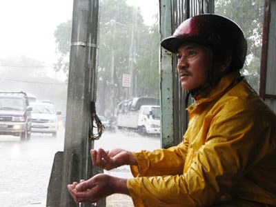 Ngày đêm bám đường canh… mưa - 2