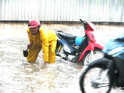 Ngày đêm bám đường canh… mưa - 3