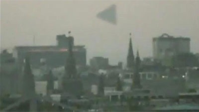 "UFO" hình kim tự tháp trên bầu trời điện Kremlin - 1