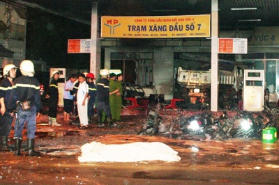Xe ben tông nổ cây xăng, một người tử nạn - 2 Xe ben tông nổ cây xăng, một người tử nạn - 2