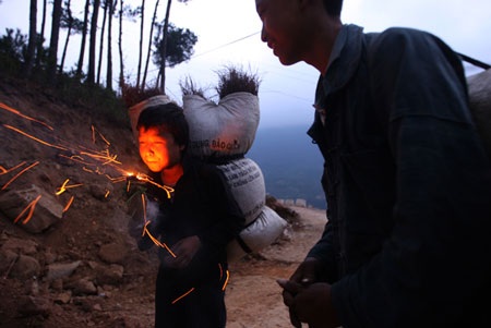 Những “ngọn lửa nhỏ” trên cao nguyên đá - 8 Những “ngọn lửa nhỏ” trên cao nguyên đá - 8