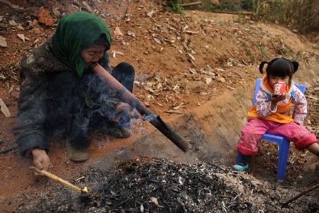 Những “ngọn lửa nhỏ” trên cao nguyên đá - 5 Những “ngọn lửa nhỏ” trên cao nguyên đá - 5