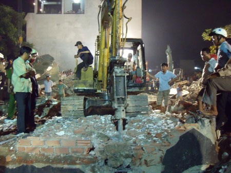 Trắng đêm cứu người giữa đống đổ nát - 8 Trắng đêm cứu người giữa đống đổ nát - 8