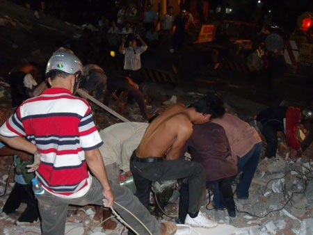 Trắng đêm cứu người giữa đống đổ nát - 5 Trắng đêm cứu người giữa đống đổ nát - 5