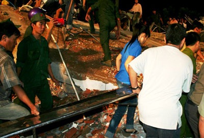 Nạn nhân và cứu hộ “tái hiện” vụ sập nhà kinh hoàng - 2 Nạn nhân và cứu hộ “tái hiện” vụ sập nhà kinh hoàng - 2