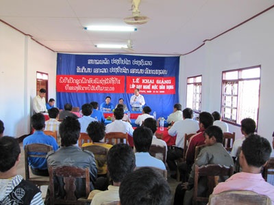 Dạy nghề cho 50 thanh niên Lào - 1