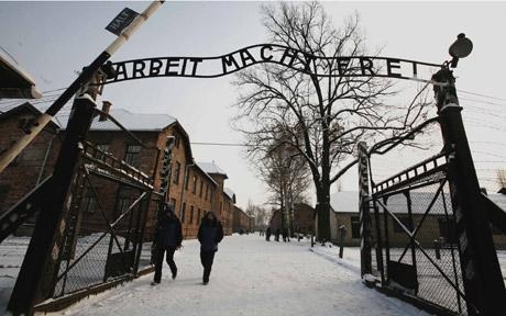 Tìm thấy biển hiệu trại tập trung Auschwitz, 5 người bị bắt - 1