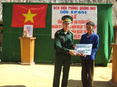 Bộ đội cho gạo, cho thuốc, cho cái chữ… - 1 Bộ đội cho gạo, cho thuốc, cho cái chữ… - 1
