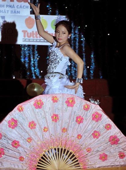 Đàm Phương Linh đăng quang HHT Icon 09 - 5 Đàm Phương Linh đăng quang HHT Icon 09 - 5