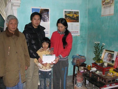 Quà bạn đọc tiếp tục đến với cháu Nguyễn Quang Tiến - 1