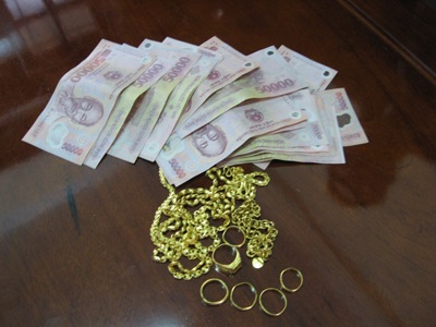 Học sinh trộm khối lượng vàng gần 100 triệu đồng  - 1