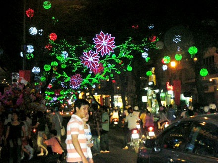 Gấp rút hoàn thành hang đá, cây thông “khủng” đón Giáng sinh - 14 Gấp rút hoàn thành hang đá, cây thông “khủng” đón Giáng sinh - 14