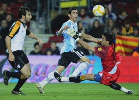 Argentina thua CLB Catalan trong cơn mưa bàn thắng - 2 Argentina thua CLB Catalan trong cơn mưa bàn thắng - 2
