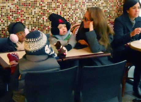 “Chộp” hình ảnh nhà Brangelina ở quán ăn - 1 “Chộp” hình ảnh nhà Brangelina ở quán ăn - 1