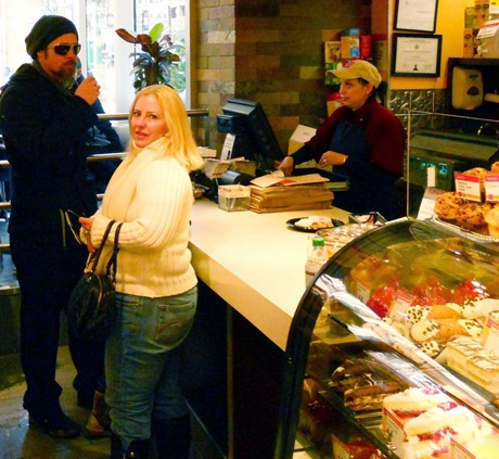 “Chộp” hình ảnh nhà Brangelina ở quán ăn - 2 “Chộp” hình ảnh nhà Brangelina ở quán ăn - 2