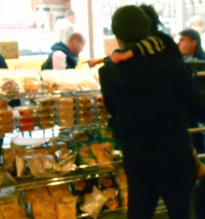 “Chộp” hình ảnh nhà Brangelina ở quán ăn - 3 “Chộp” hình ảnh nhà Brangelina ở quán ăn - 3