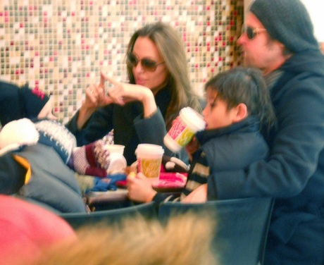 “Chộp” hình ảnh nhà Brangelina ở quán ăn - 5 “Chộp” hình ảnh nhà Brangelina ở quán ăn - 5