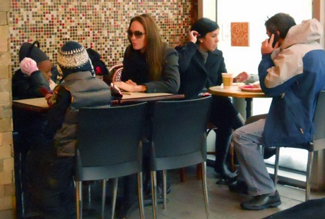 “Chộp” hình ảnh nhà Brangelina ở quán ăn - 6 “Chộp” hình ảnh nhà Brangelina ở quán ăn - 6