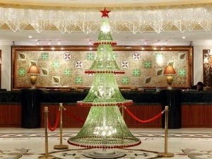 Cây thông Noel được kết từ 10.000 hạt pha lê - 1 Cây thông Noel được kết từ 10.000 hạt pha lê - 1