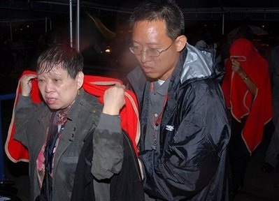 Máy bay Mỹ chạy quá đường băng, gãy làm đôi tại Jamaica - 2